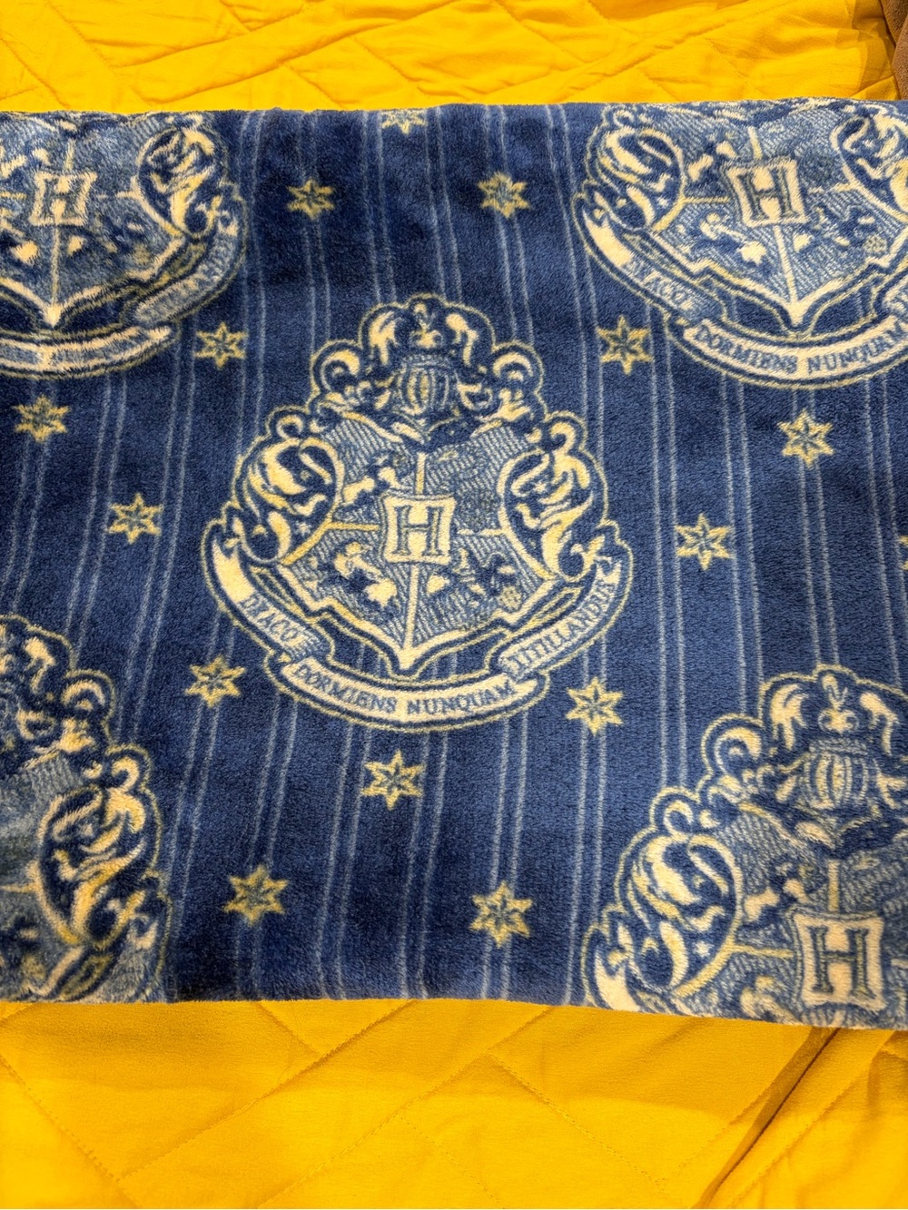 Hogwarts Crest Plush Throw Blanket - Blue